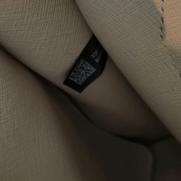 Michael Kors Mercer Pebbled Leather Hand Bag - Picture 3 of 13